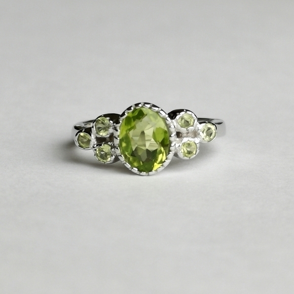 Sterling silver apple green peridot ring size 6.5 🆕 - Picture 6 of 6